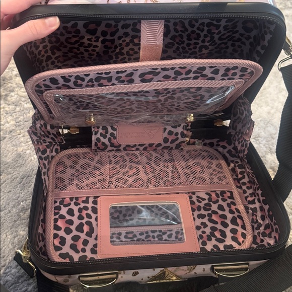 Elegant Pink and Gold Makeup Case - Picture 2 of 4